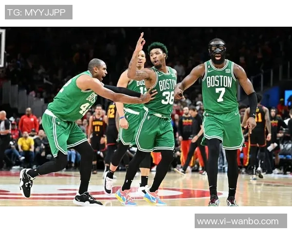 杰伦布朗三分球表现出色并为豪泽破纪录加油的精彩瞬间